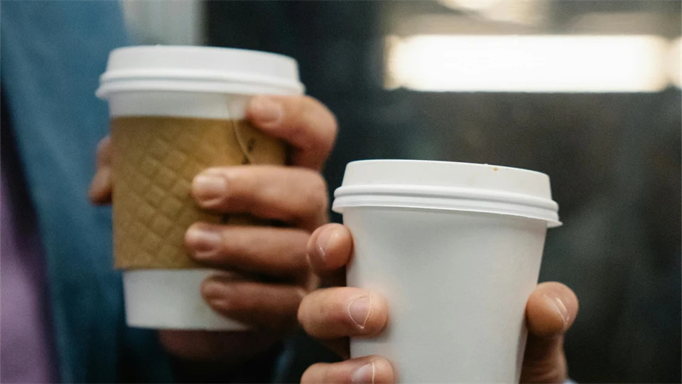 Coffee cup with lid