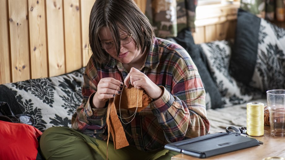 Traditionell sömnad i renskinn