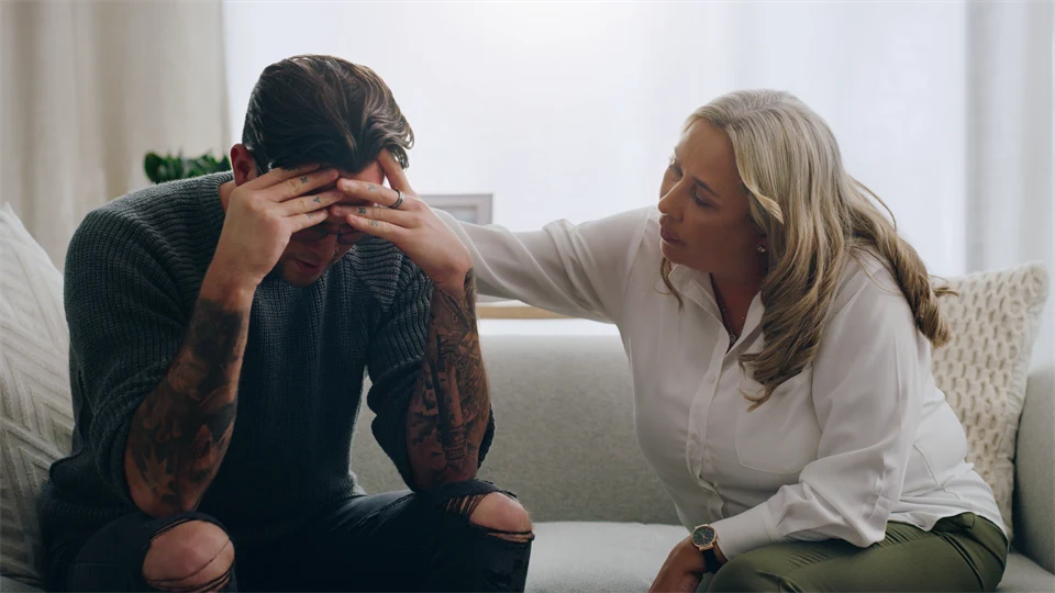 Kvinna ger stöd till man med psykisk ohälsa.