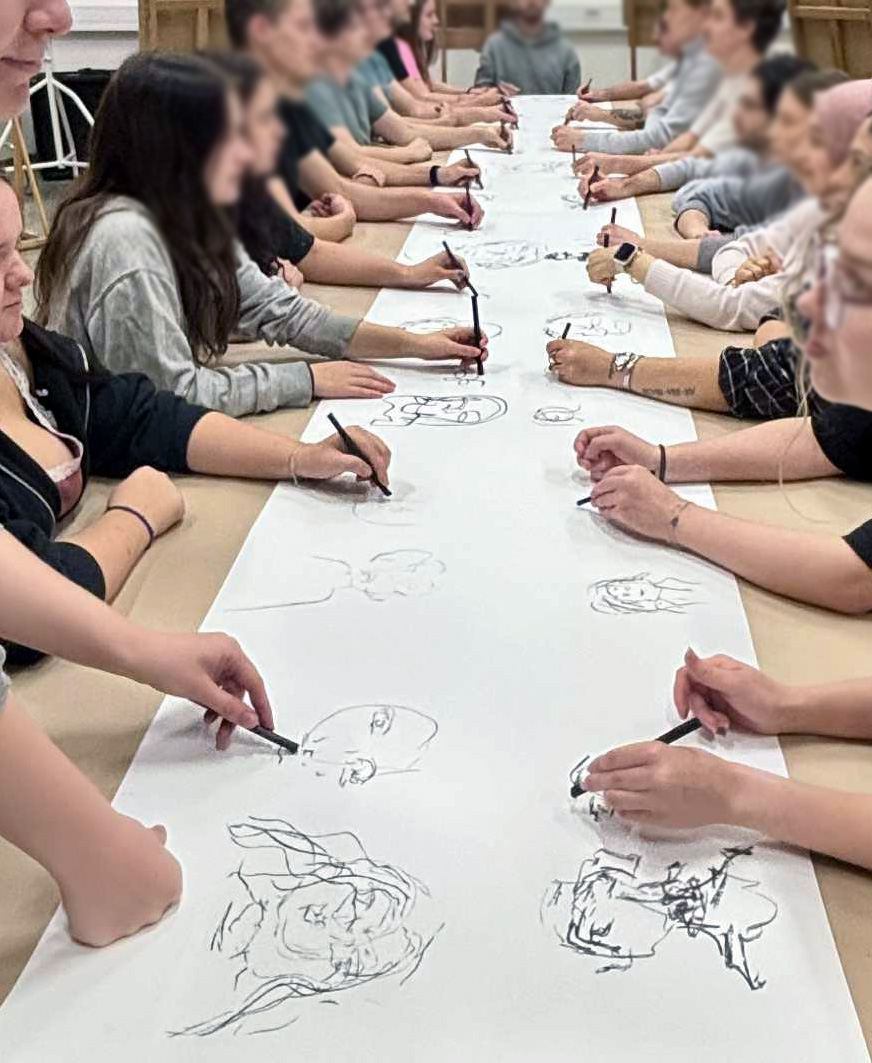 människor målar runt ett bord