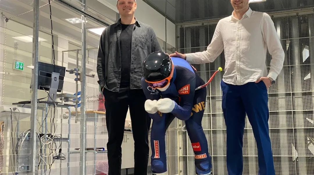 Studentern studenterna Linus Hermansson och Rasmus Blixt vid Sportteknologiprogrammet med testdocka i vindtunneln.