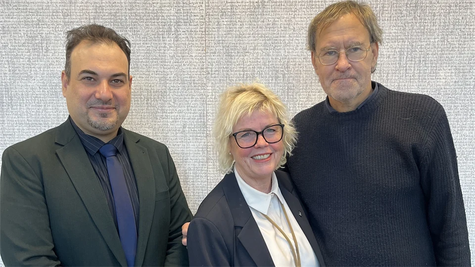 CER receives financial support from Nordea's Norrlands Foundation. The picture shows CER's researchers Mustafa Nourallah and Peter Öhman and chairwoman of Nordea's Norrlandsfond Carina Bergqvist Palm