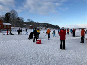 Människor på is.