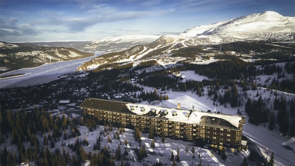 Vy över ett hotell i fjällmiljö.