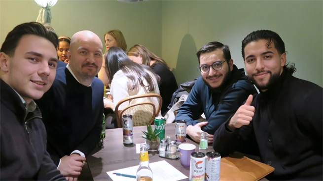 Grupp med studenter sitter runt ett bord i Campusrestaurangen