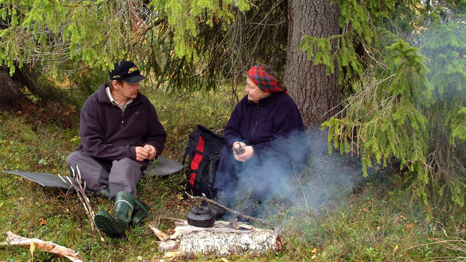Bengt Åke Jåma och Ester Bjørkås, Sørli, vid kaffeelden.
