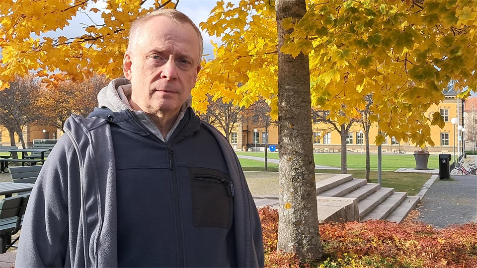 Man framför gulnande lönn