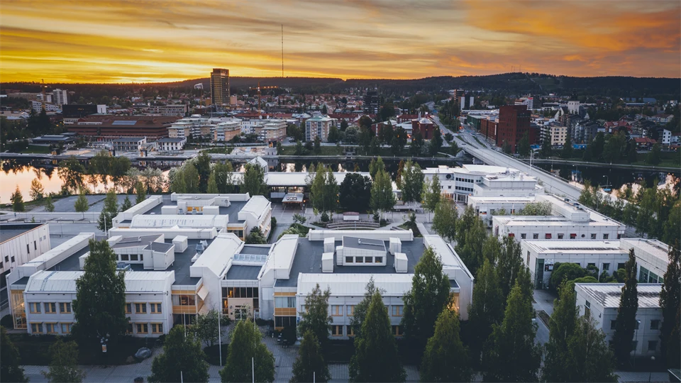 Vy över Campus Skellefteå med stadens centrum och Sara kulturhus i bakgrunden. 