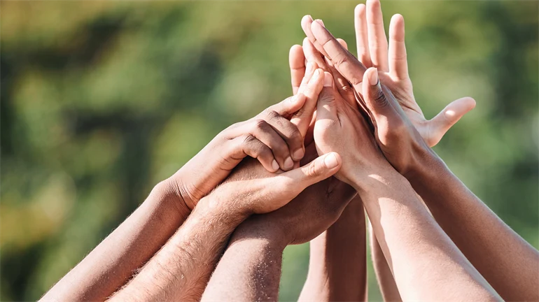 Flera händer som möts tillsammans i en high five