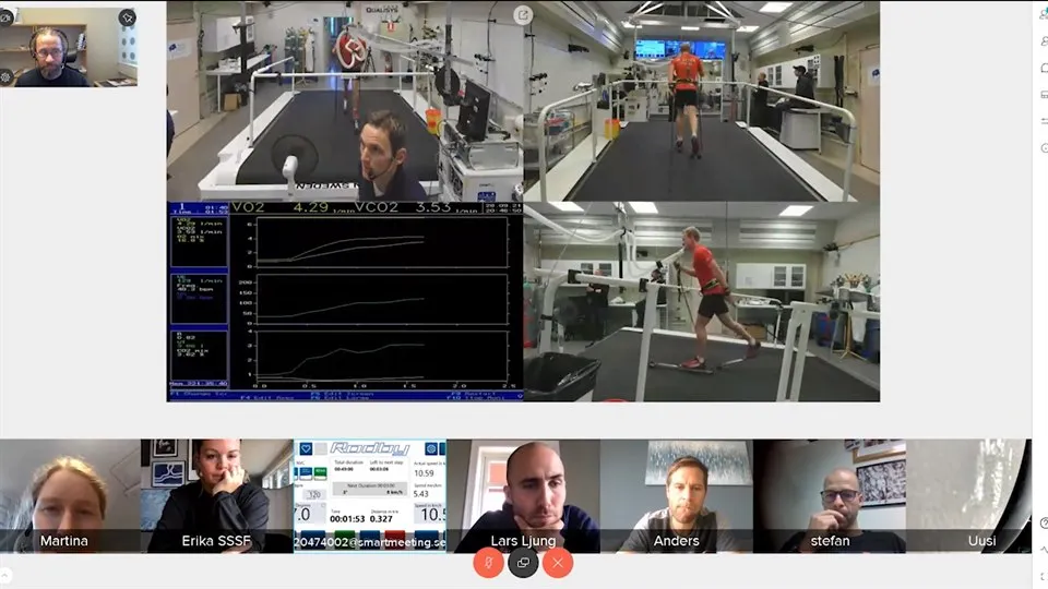 Förevisning av ny teknik i A-labbet, rullskidåkare på bandet som syns i olika kameravinklar, tränare från olika landslag med på videolänk.