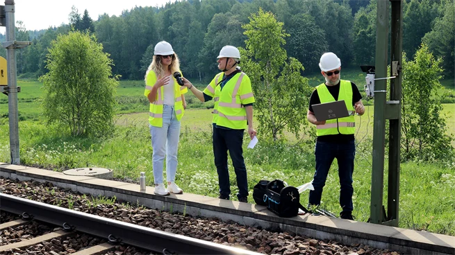 Christer Sunesson on Sveriges Radio Västernorrland interviews Irida Shallari about the research project ENSURE 6G, which will develop technology that detects the risk of solar curves on railways
