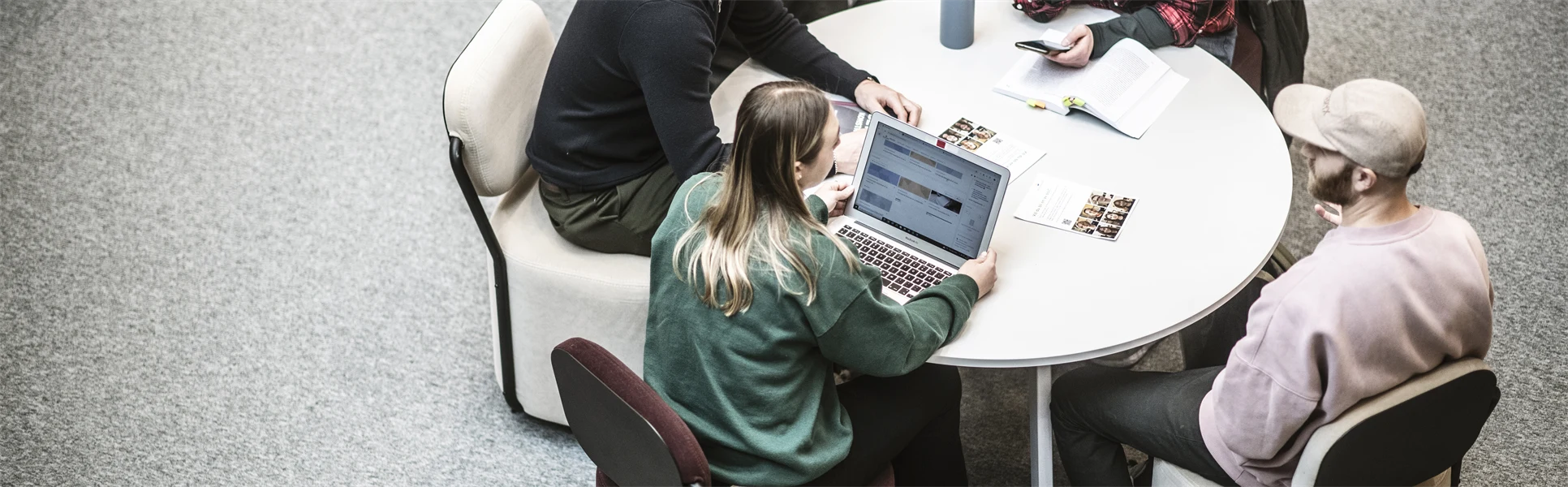 Studenter i campusmiljö.