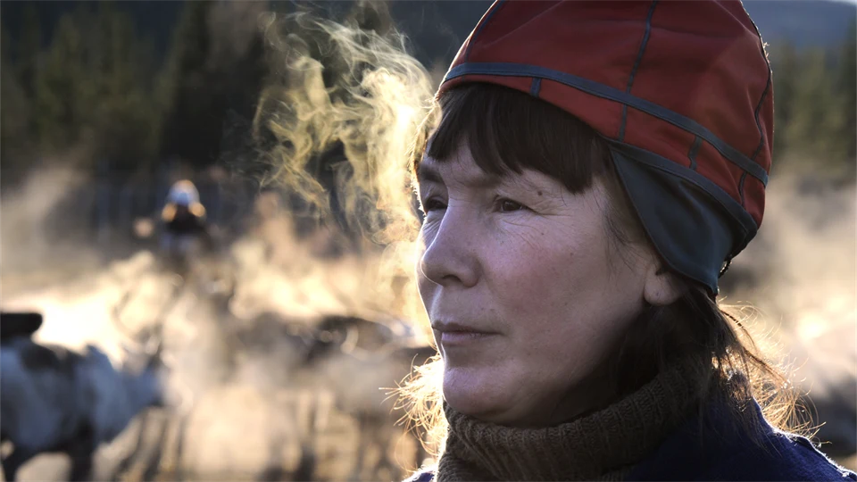 Woman in South Saami cap.