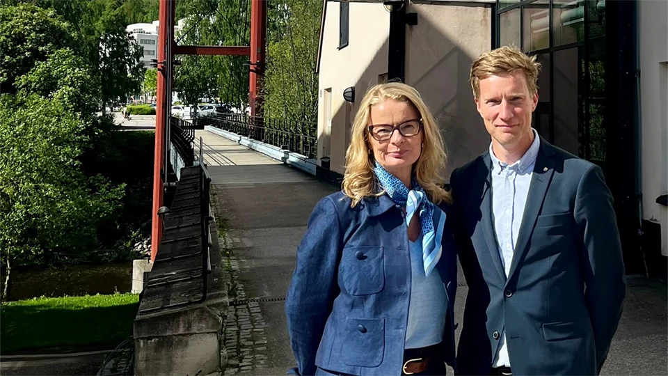 En man och en kvinna utomhus