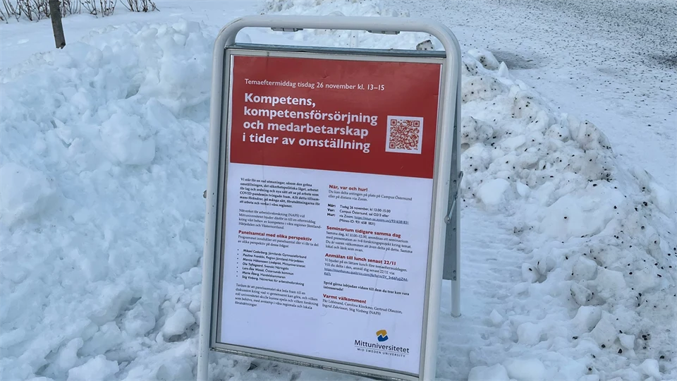 Gatupratare med byggnader i bakgrunden.