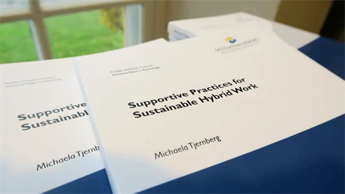 En hög med doktorsavhandlingar tryckta som böcker