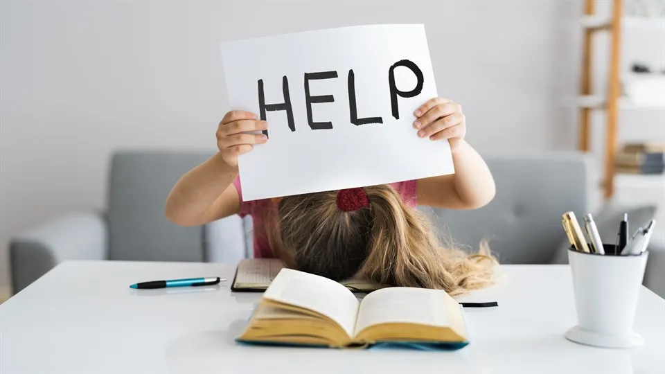 Tjej som läser och håller i en skylt med texten Help