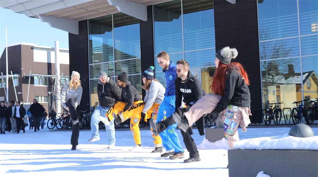 Några från studentkåren i Östersund dansar utanför G-huset på campus i Östersund.