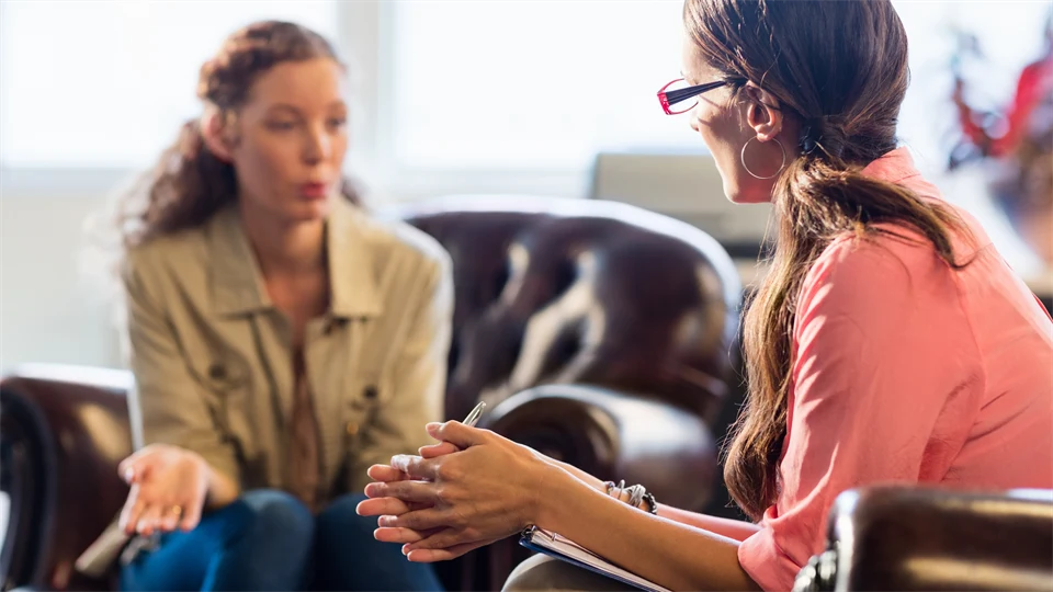 Psykolog har session med sin patient.