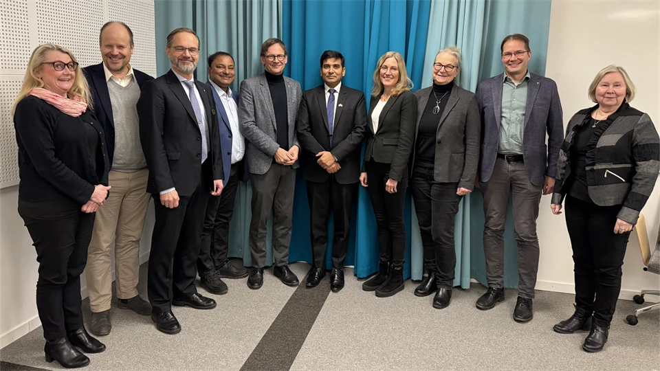 Gruppfoto med män och kvinnor. Från vänster: Heidi Carlerby, Hans-Erik Nilsson,Per Olausson, Koustuv Dalal, Anders Fällström, Mr. Rakesh Kumar Tiwari, Louise Beskow, Katja Gillander Gådin, Dan Bylund, Eija Viitasara.