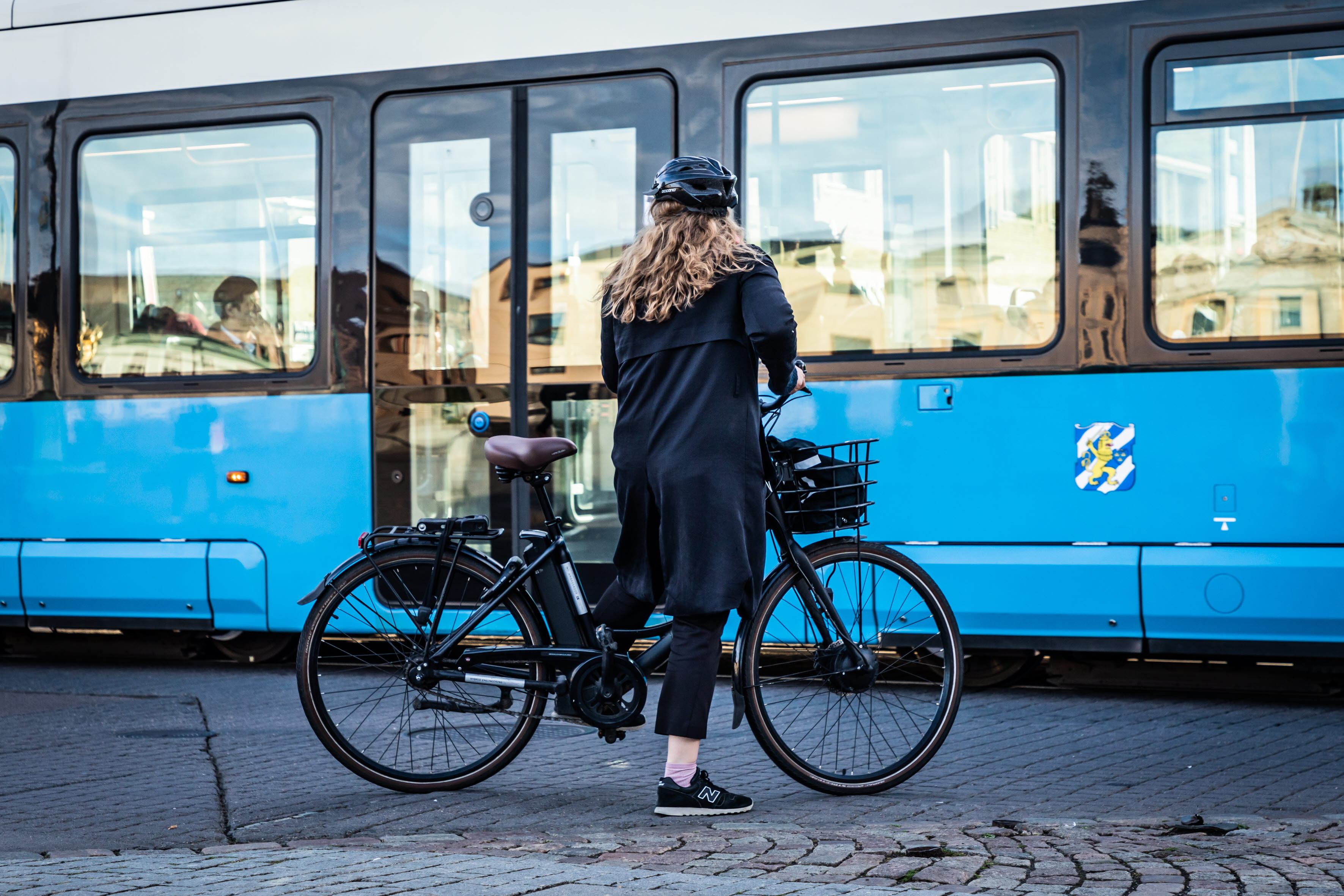 Cyklist vid spårvagn.