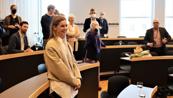 Kristin Godtman Kling blir firad vid sid disputation