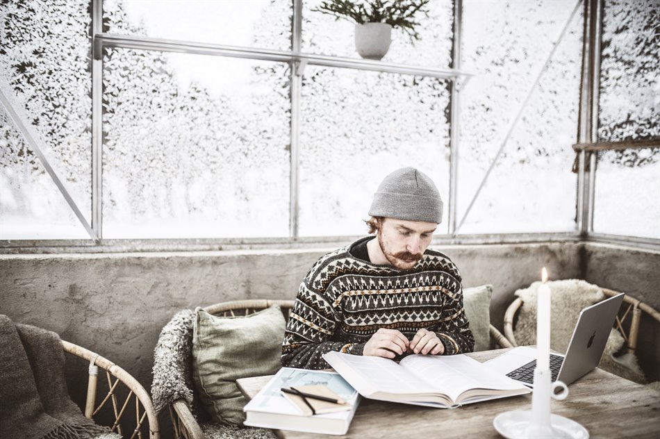 Läser sittande i soffa