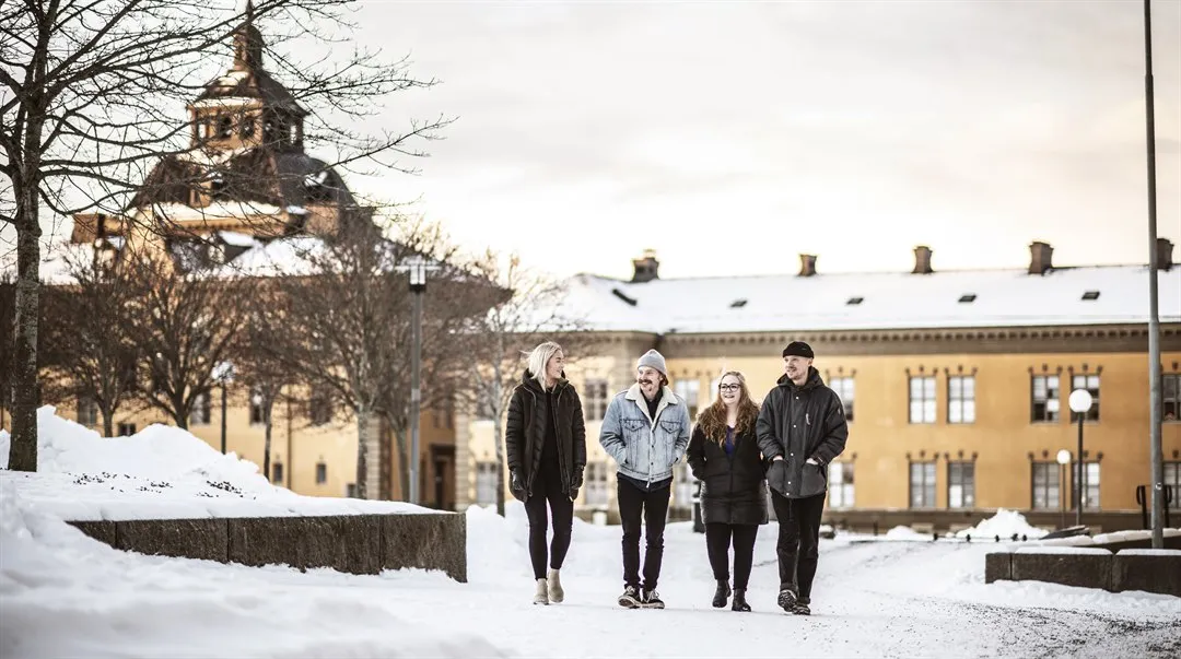 Students outside Campus Östersund