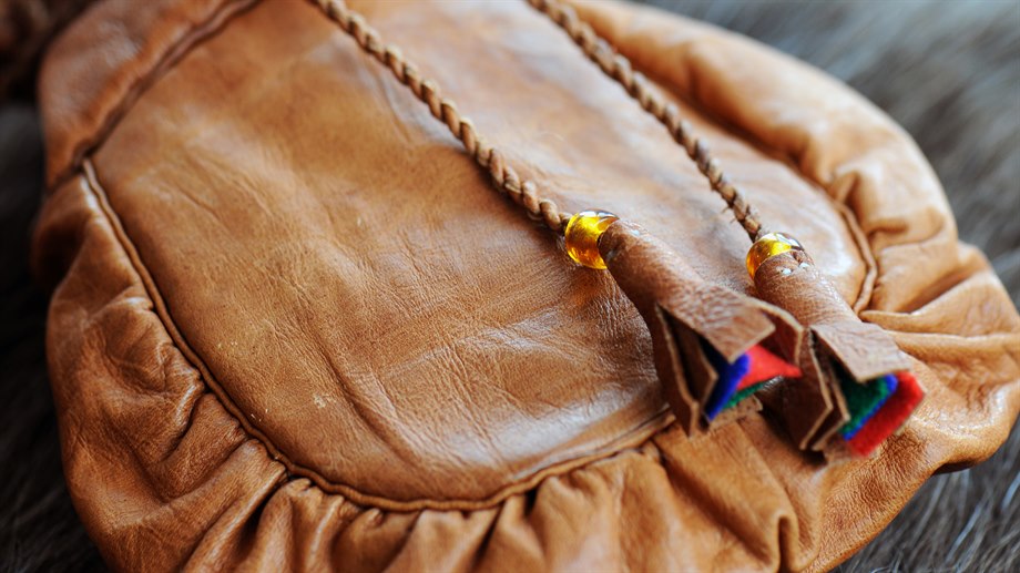 En handsydd kaffepåse av renskinn.