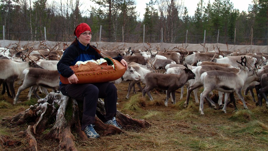 Marita Näslund, Låarte sijte, med sitt barn i en gïerhkeme.
