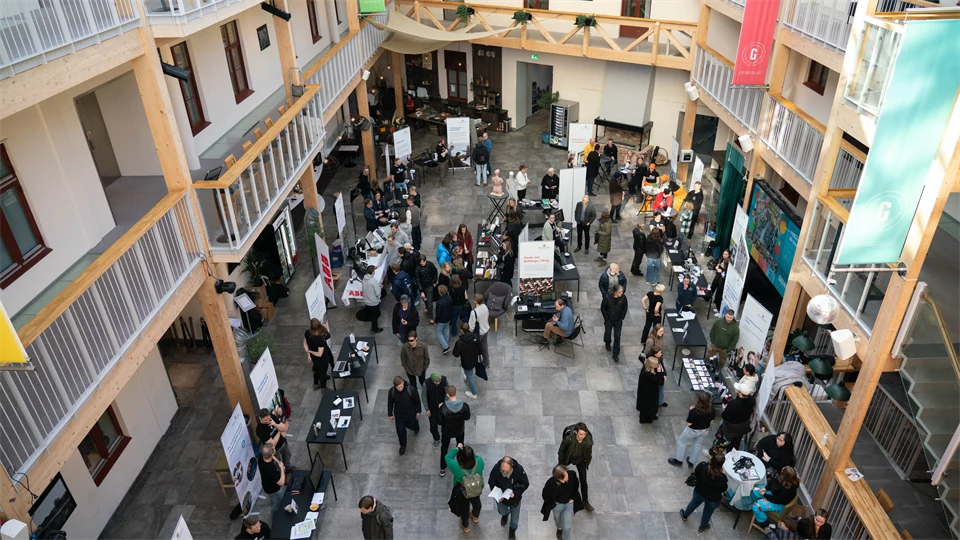 Vybild över innegård med många människor