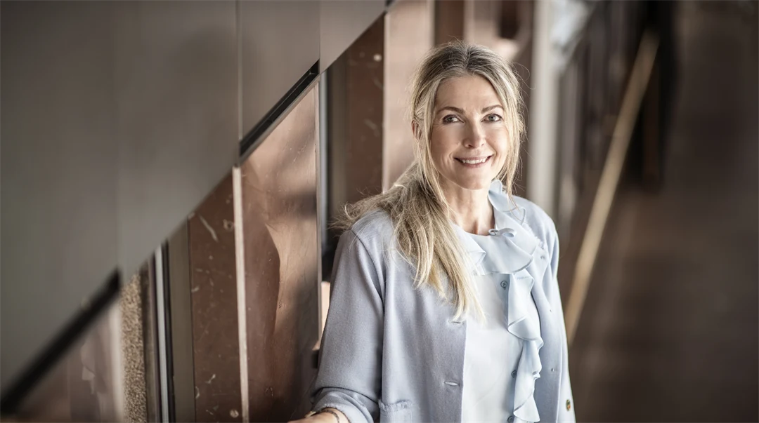 Porträttfoto av leende kvinna i ljusa kläder