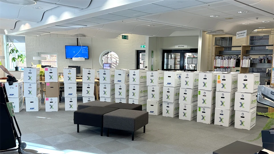 Flyttkartonger i bibliotek