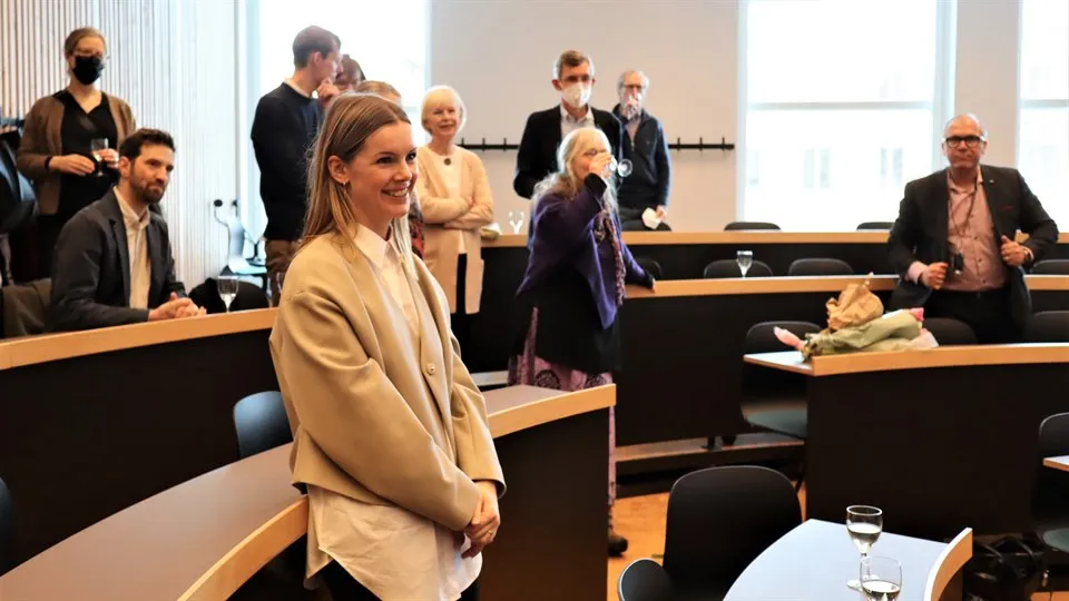 Kristin Godtman Kling blir firad vid sid disputation
