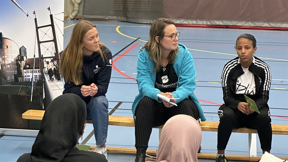Studenterna Elsa och Mimmi fick berätta om sin resa med både idrott och studier. Moderator Sofia de Wall