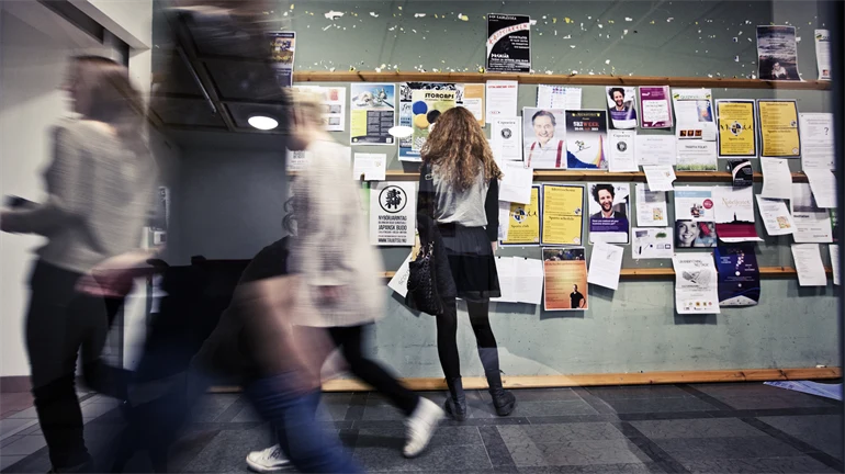 Student vid anslagstavla, 2 