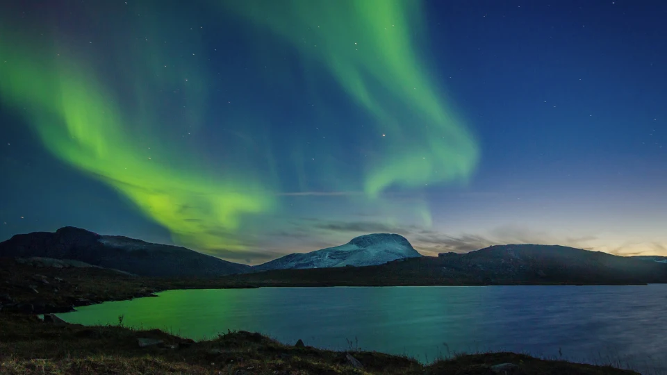 Norrsken över en sjö i norra Sverige