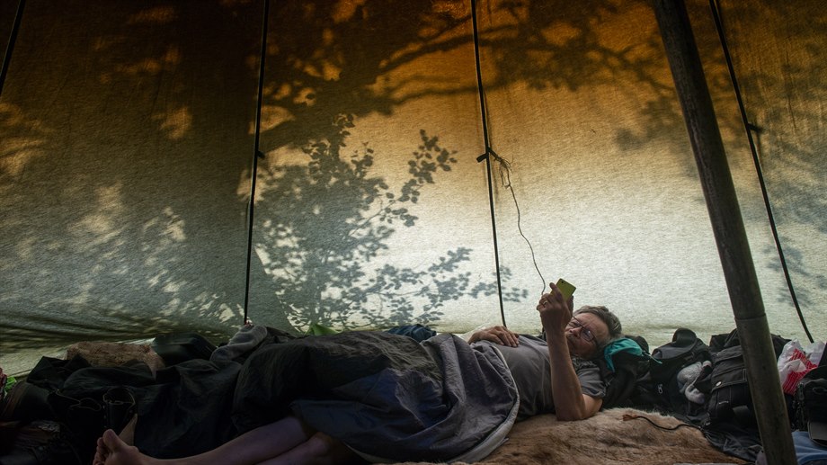 Bengt Åke Jåma vilar i låavth-gåetie, tältkåta, under kalvmärkning i Tjalla, Låarte sijte, Norge.