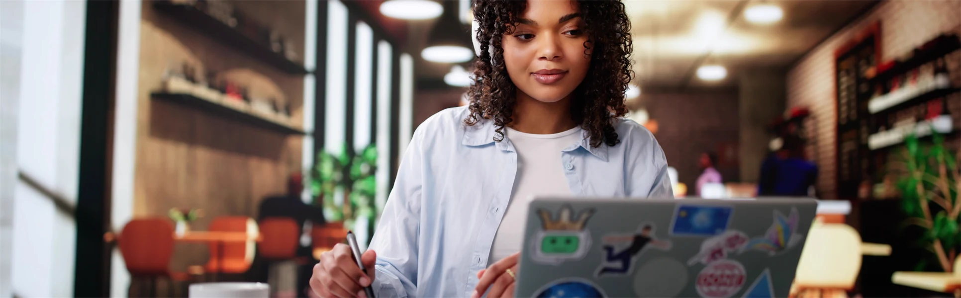 En ung mörkhårig kvinna sitter framför en laptop