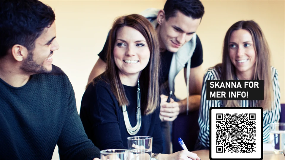 En grupp med studenter och en QR kod till annons för SI-ledare på UB