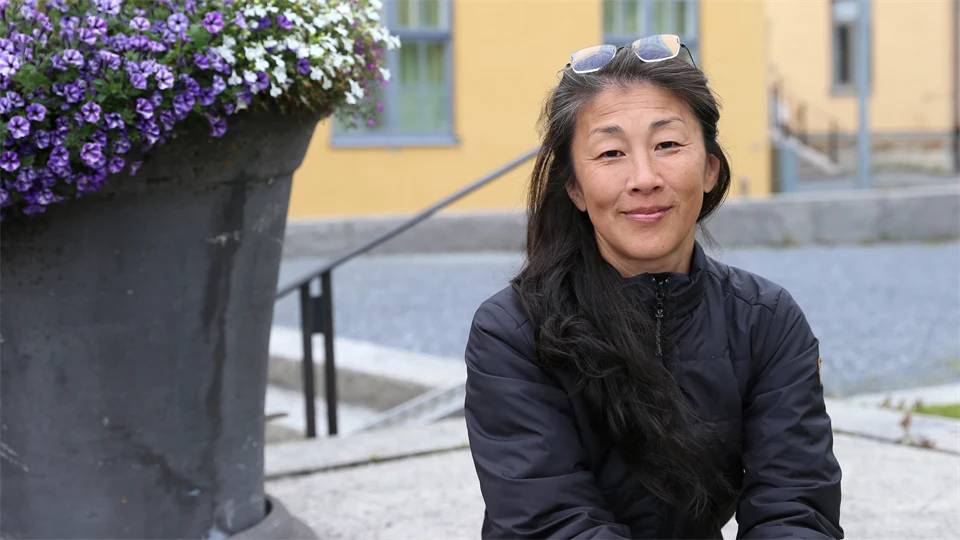 Porträtt av kvinna utomhus.