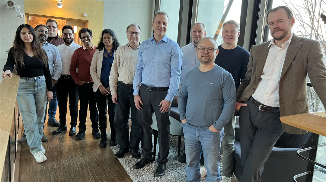 Bild på en grupp med tolv personer, kvinnor och män.