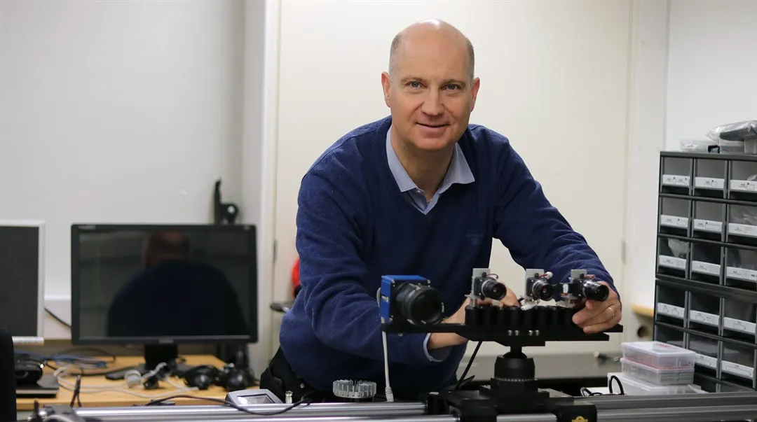 Mårten Sjöström arbetar med en kamera i labbet.