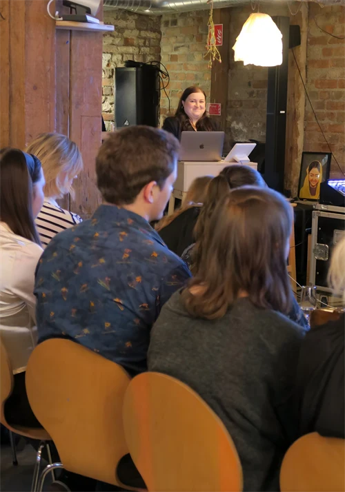 Kvinnlig tekniker styr tekniken från scenen under Möteslänken 2026