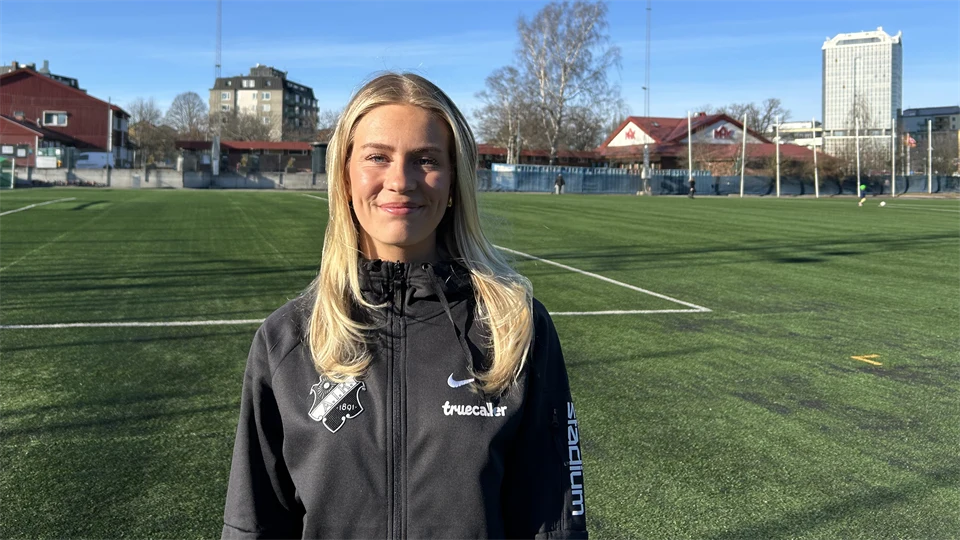 en kvinna på en fotbollsplan