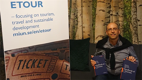 Matthias Fuchs med en ny bok i sin hand - Handbook of e-Turism