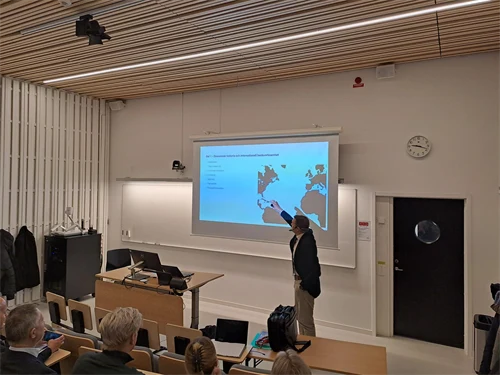 Föredrag den 25 november om det internationella finansiella systemet med Anders Stenkrona i klassrummet