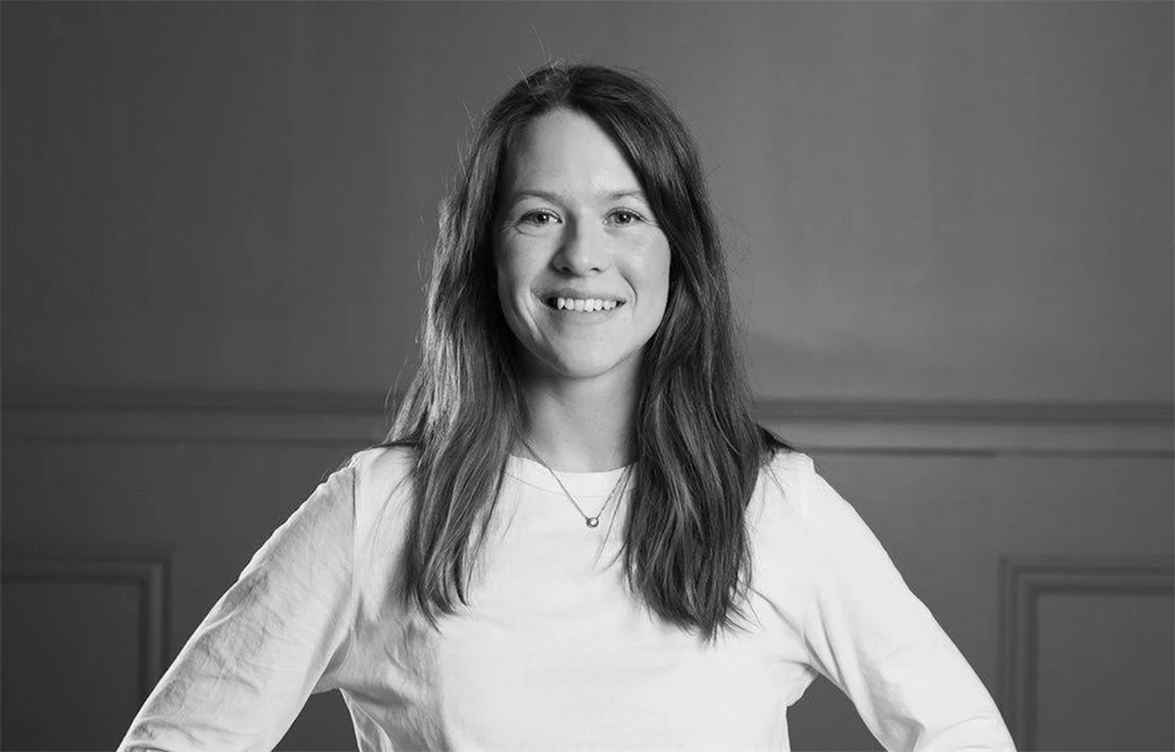 Svartvit bild på Sanna Fjellström från Folkhälsomyndigheten