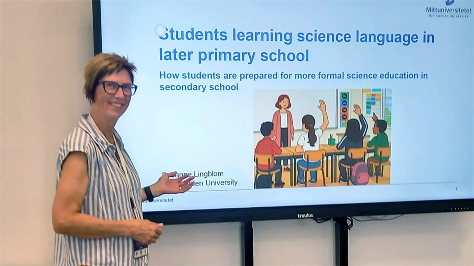 en kvinna står framför en power point presentation