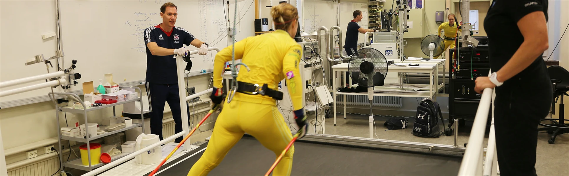 Mona Brorsson på rullbandet hos NVC. Hon ingår i ett test av kompressionskläder.